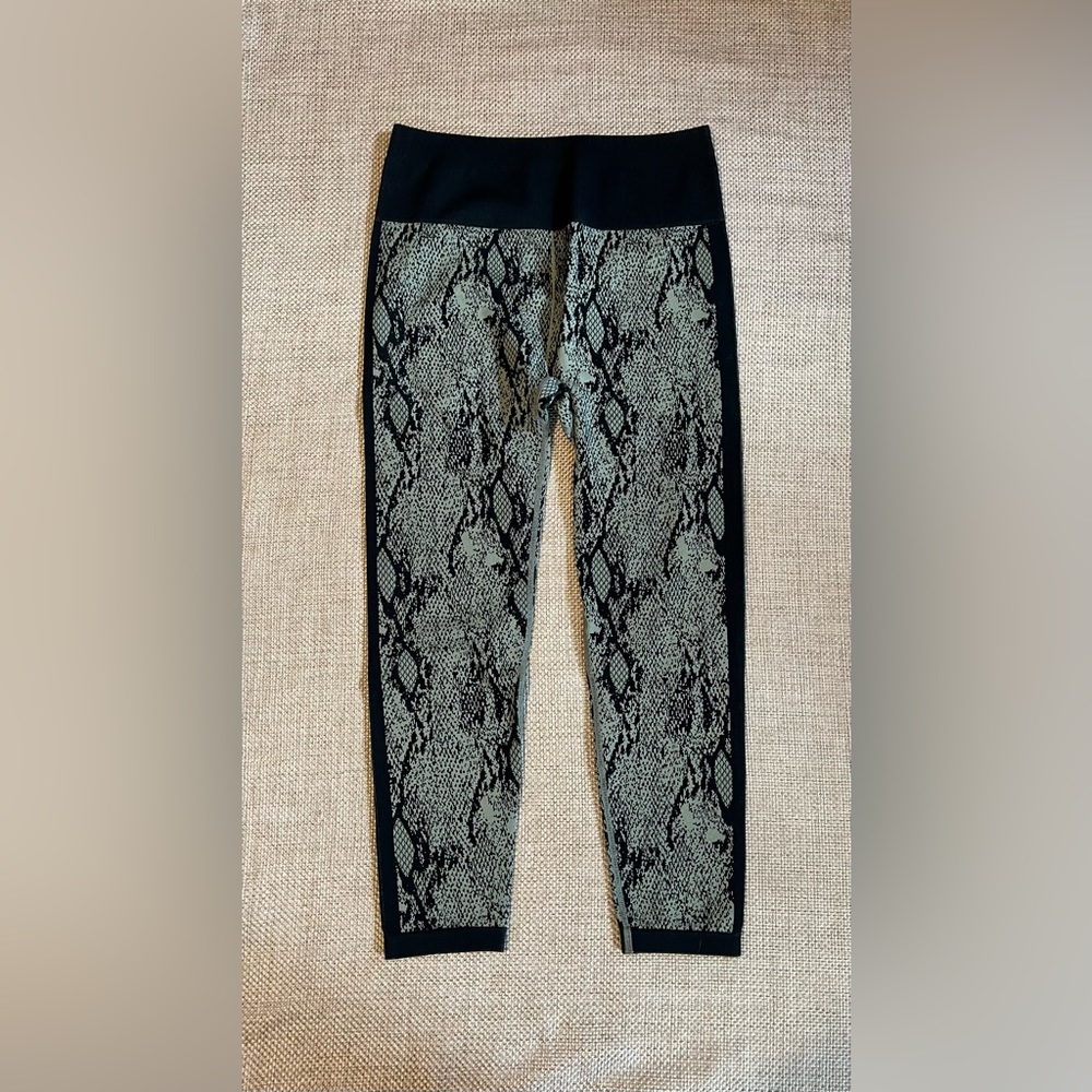 Fabletics Women’s Green High Waisted Seamless Snakeskin 7/8 Leggings Size Large